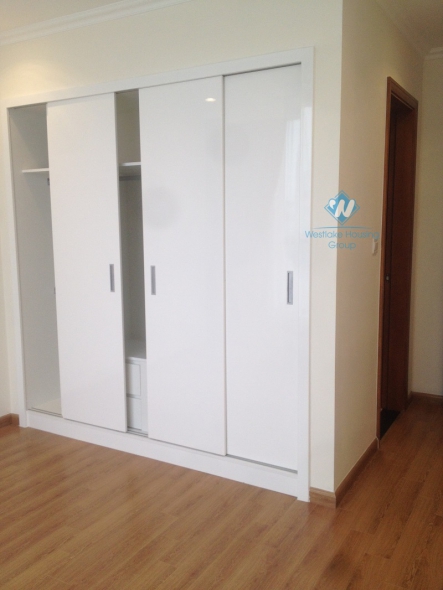 Modern two bedrooms for rent in Vinhomes Nguyen Chi Thanh, Dong Da, Ha Noi